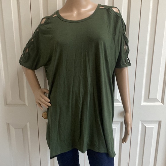 Tops - NWOT Adorable Womens XL Cut Out Sleeves Hunter Green Top.
